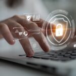 Mulher digitando dados respeitando a LGPD em farmácias