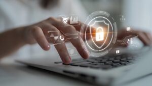 Mulher digitando dados respeitando a LGPD em farmácias