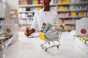 Balcão de pequena farmácia com atendente simboliza estratégias de crescimento para farmácias independentes