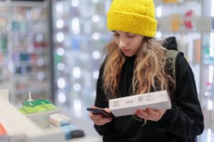 Menina analisa o preço do medicamento e é alvo da jornada digital de adesão