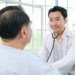 Homem realiza atendimento médico em plano feito com consultoria atuarial Prospera Funcional