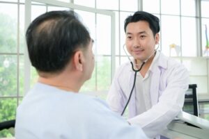 Homem realiza atendimento médico em plano feito com consultoria atuarial Prospera Funcional