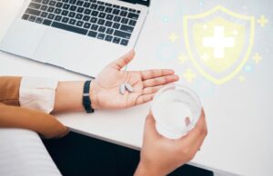 pessoa segura comprimidos e indica descarte responsável de medicamentos