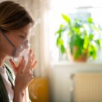 mulher de máscara realiza prevenção de doenças respiratórias