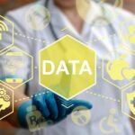 homem de luva toca ícones gráficos de inteligência de dados na saúde