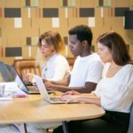 equipe trabalha animadamente por ter benefício farmácia corporativo