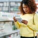`mulher com acesso a medicamentos com benefício farmácia compra remédios