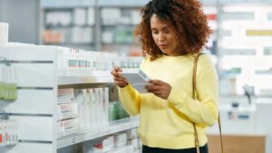 `mulher com acesso a medicamentos com benefício farmácia compra remédios