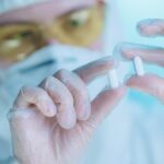 funcionário da indústria farmacêutica observa comprimidos
