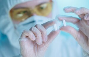 funcionário da indústria farmacêutica observa comprimidos