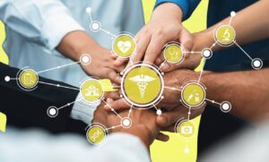 diversas mãos de colaboradores juntas com ícones que remetem à saúde e benefício farmácia empresarial