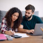 casal faz as contas e economiza usando o benefício farmácia