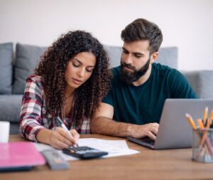 casal faz as contas e economiza usando o benefício farmácia