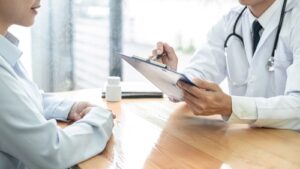 médico prescreve receita e paciente usa benefício farmácia e medicamentos controlados