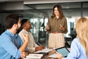 mulher demonstra o roi convênio farmácia empresa
