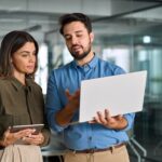 Colegas definem como contratar benefício farmácia para empresa