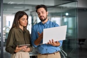 Colegas definem como contratar benefício farmácia para empresa