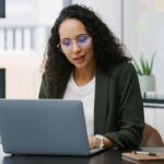 mulher pesquisa em note como contratar benefício farmácia para empresas