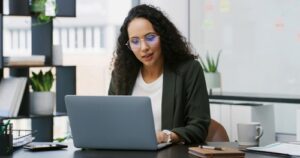 mulher pesquisa em note como contratar benefício farmácia para empresas
