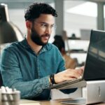 colaborador faz checklist para comparar fornecedor de benefício farmácia