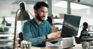 colaborador faz checklist para comparar fornecedor de benefício farmácia